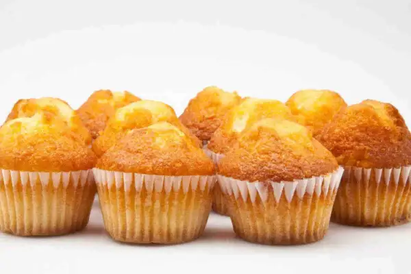 Muffin dorati e soffici, perfetti da preparare nella friggitrice ad aria per una colazione o merenda veloce e golosa.
