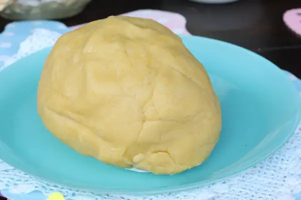 Impasto giallo chiaro, pronto per essere usato come pasta frolla per pastiera sal de riso.