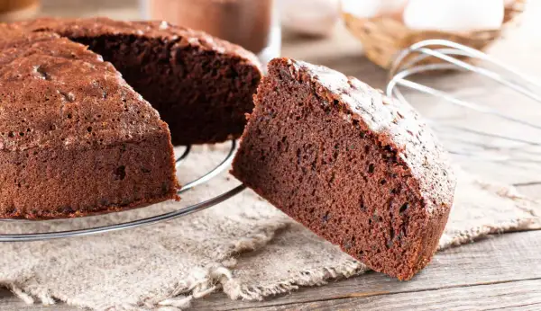 Una fetta di torta alla Nutella soffice e golosa, appena sfornata, su una griglia di raffreddamento.