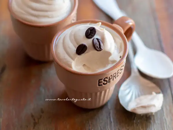 Deliziosa crema al caffè servita in tazzine, guarnita con chicchi di caffè. Perfetta per una pausa golosa.