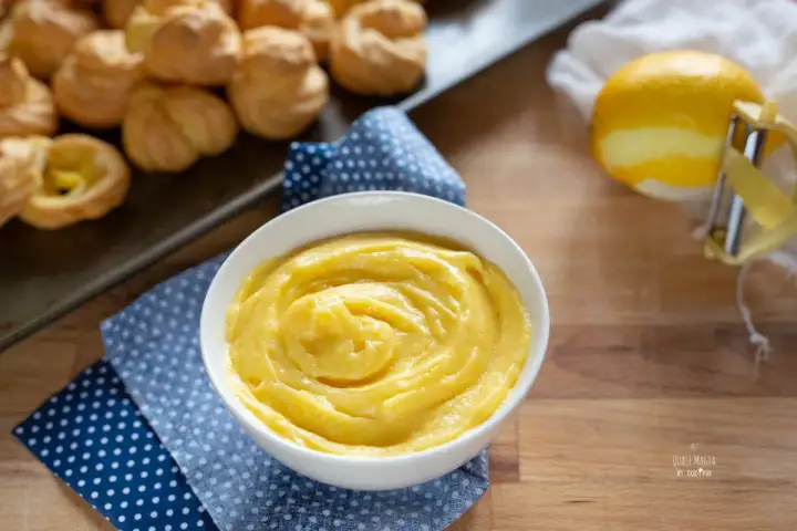 Crema pasticcera perfetta, pronta per farcire bignè e crostate. Ecco come fare la crema pasticcera, un classico intramontabile.
